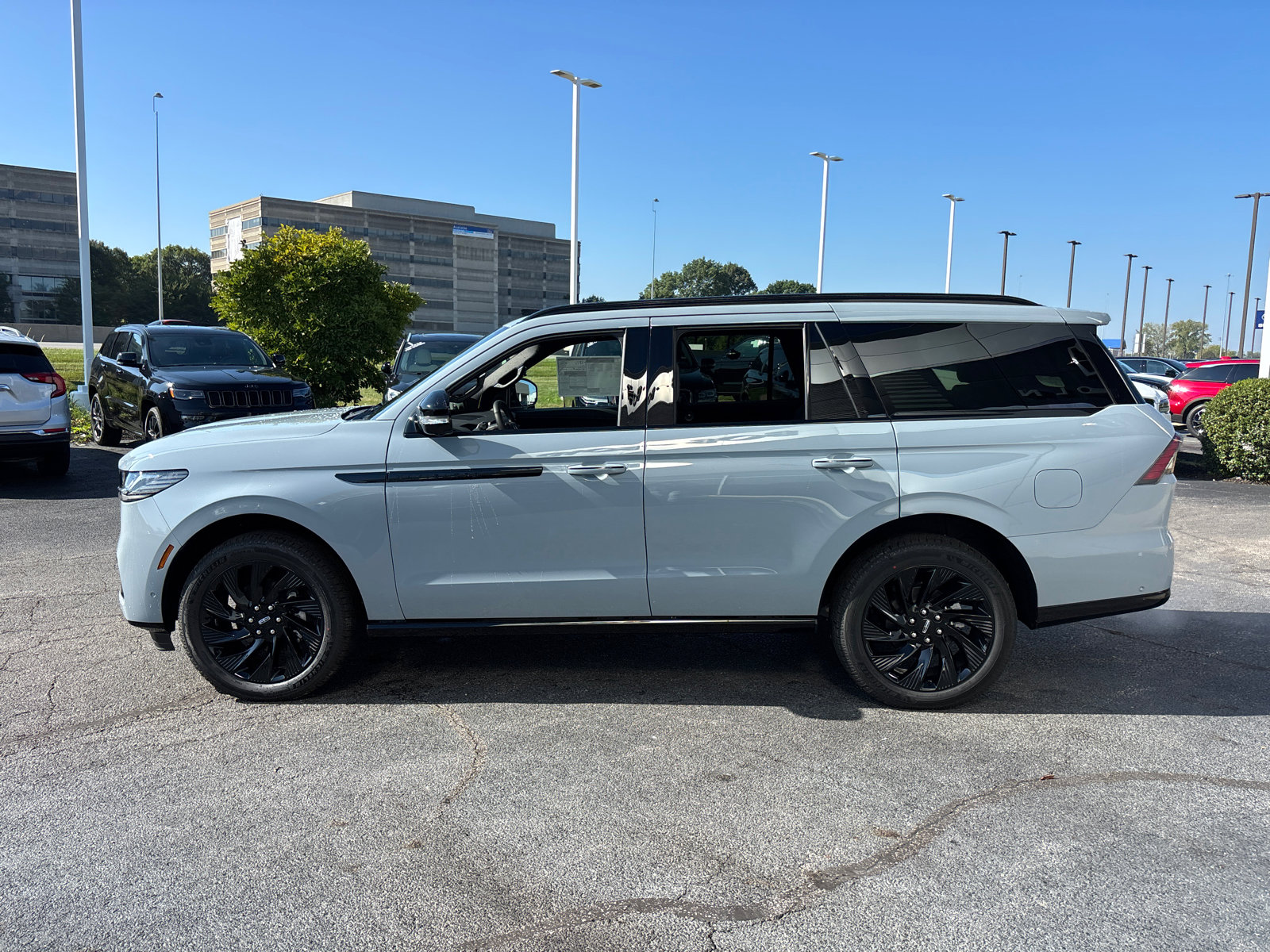 New 2025 Lincoln Navigator Reserve w/ Jet Appearance Package image 4