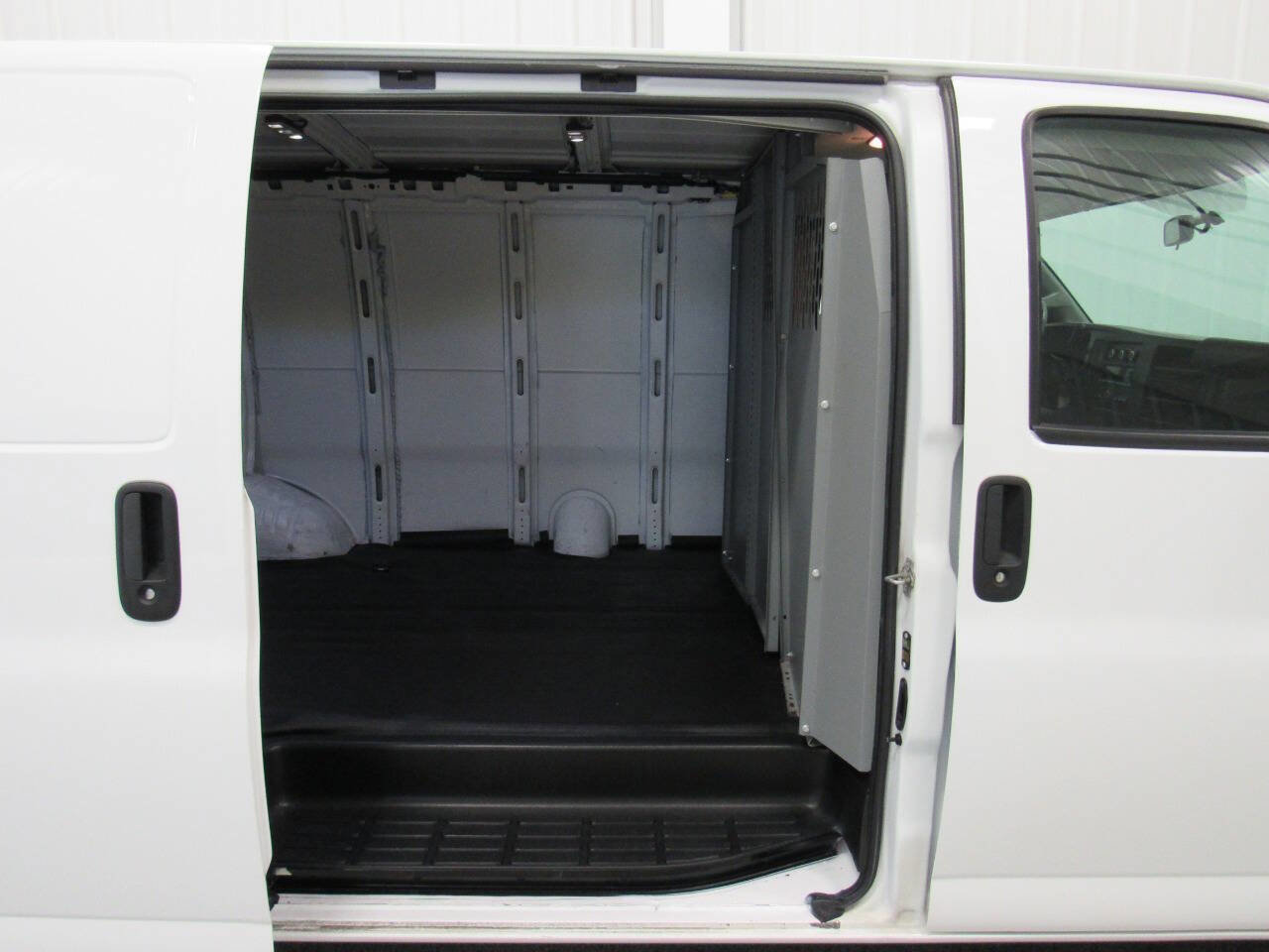 Used 2020 Chevrolet Express 3500 w/ Driver Convenience Package image 19