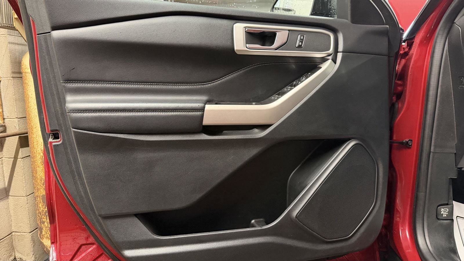 Used 2022 Ford Explorer XLT image 12