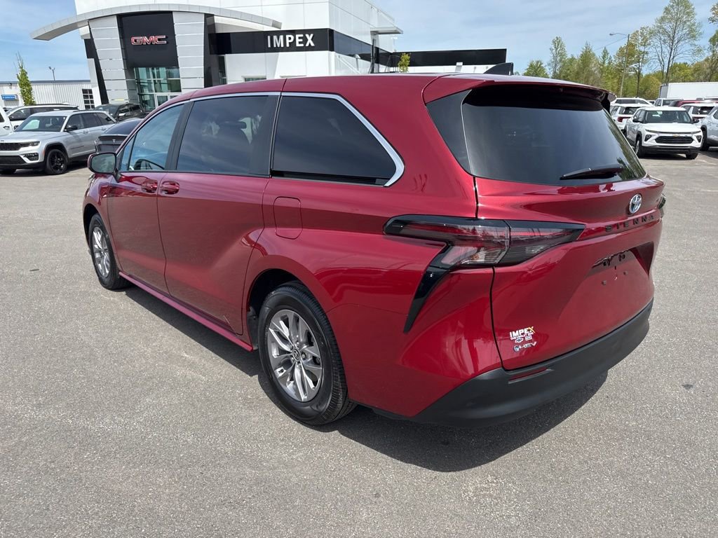 Used 2025 Toyota Sienna LE FWD image 3