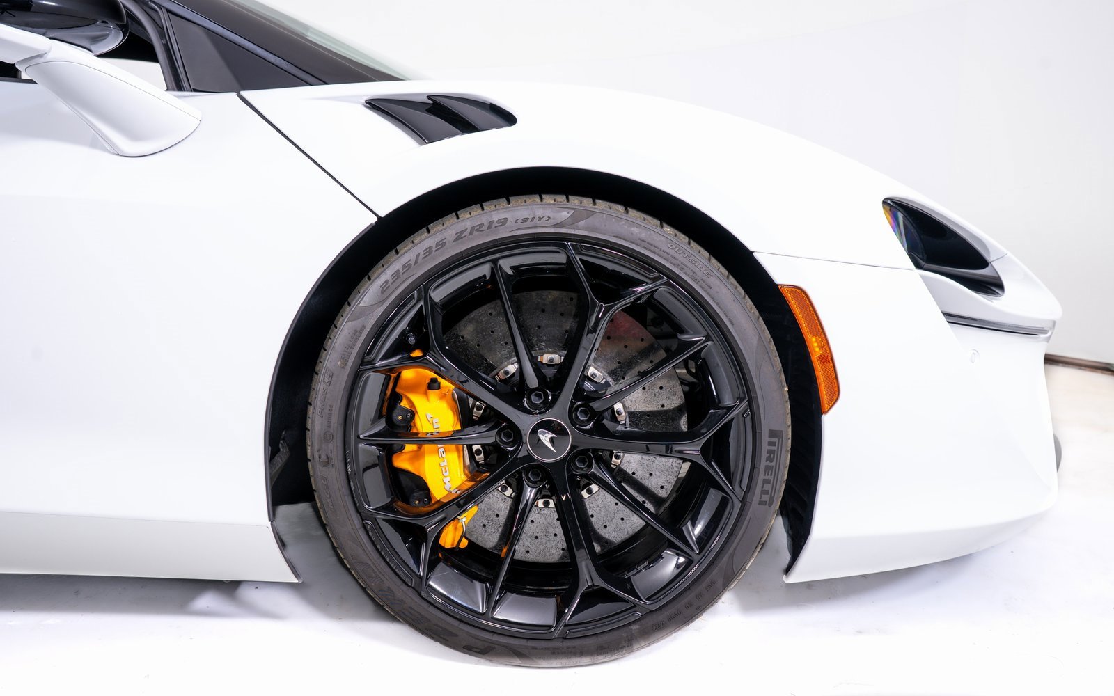 Used 2023 McLaren Artura image 16