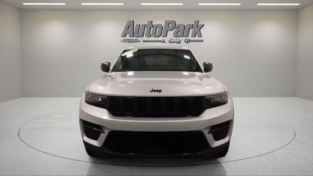 Certified 2024 Jeep Grand Cherokee Altitude AWD/4WD image 2