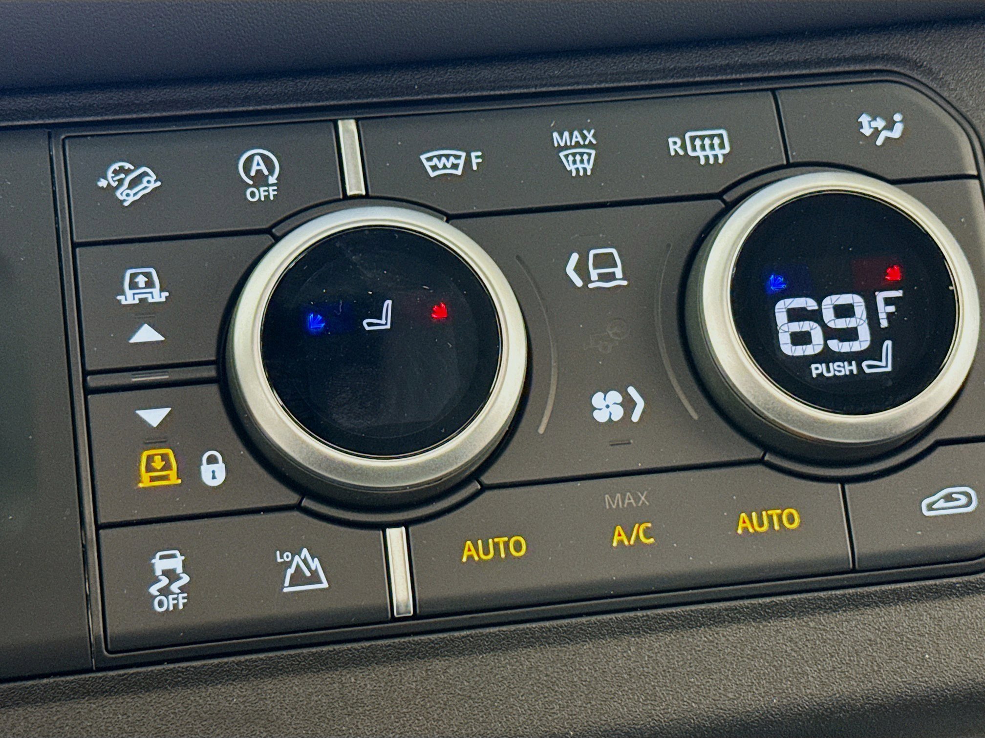 Used 2025 Land Rover Defender 110 X-Dynamic SE image 21