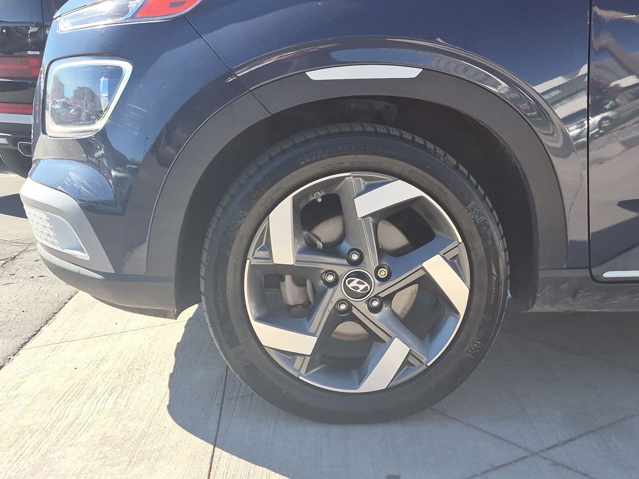 Used 2021 Hyundai Venue FWD image 12