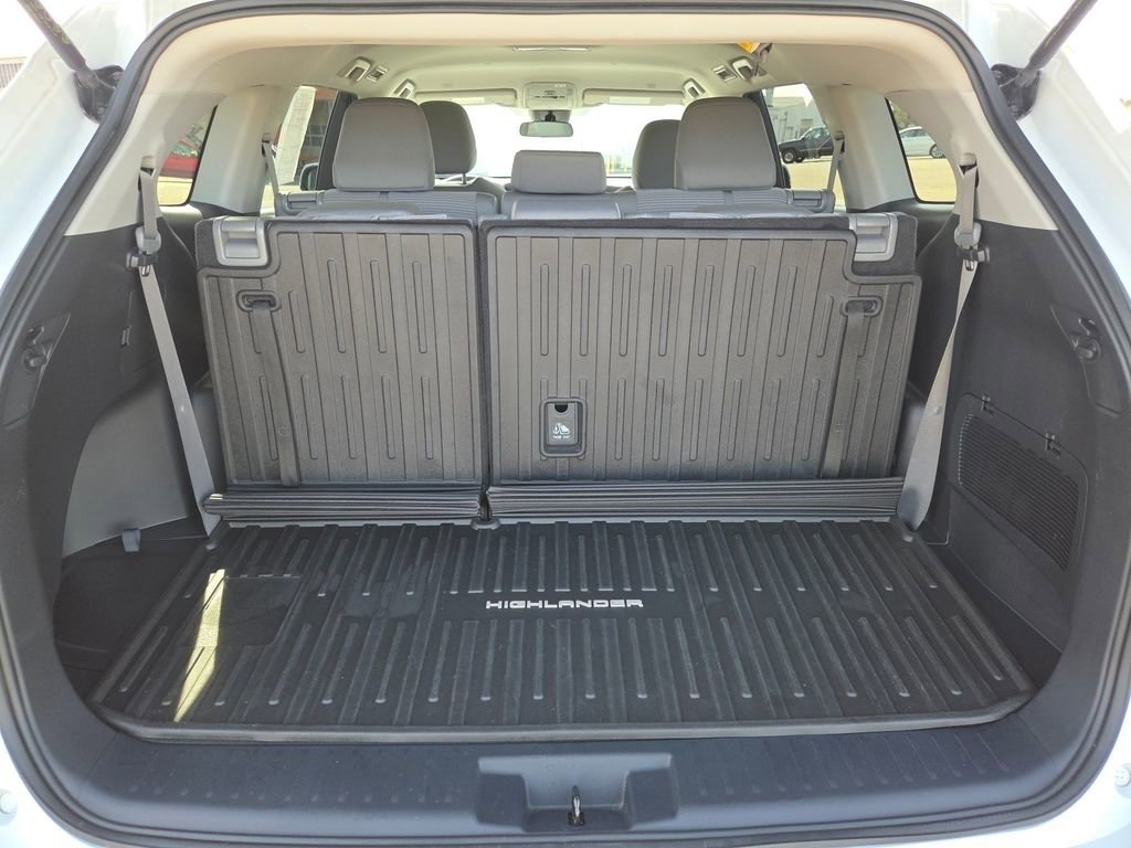 Used 2023 Toyota Highlander L image 25
