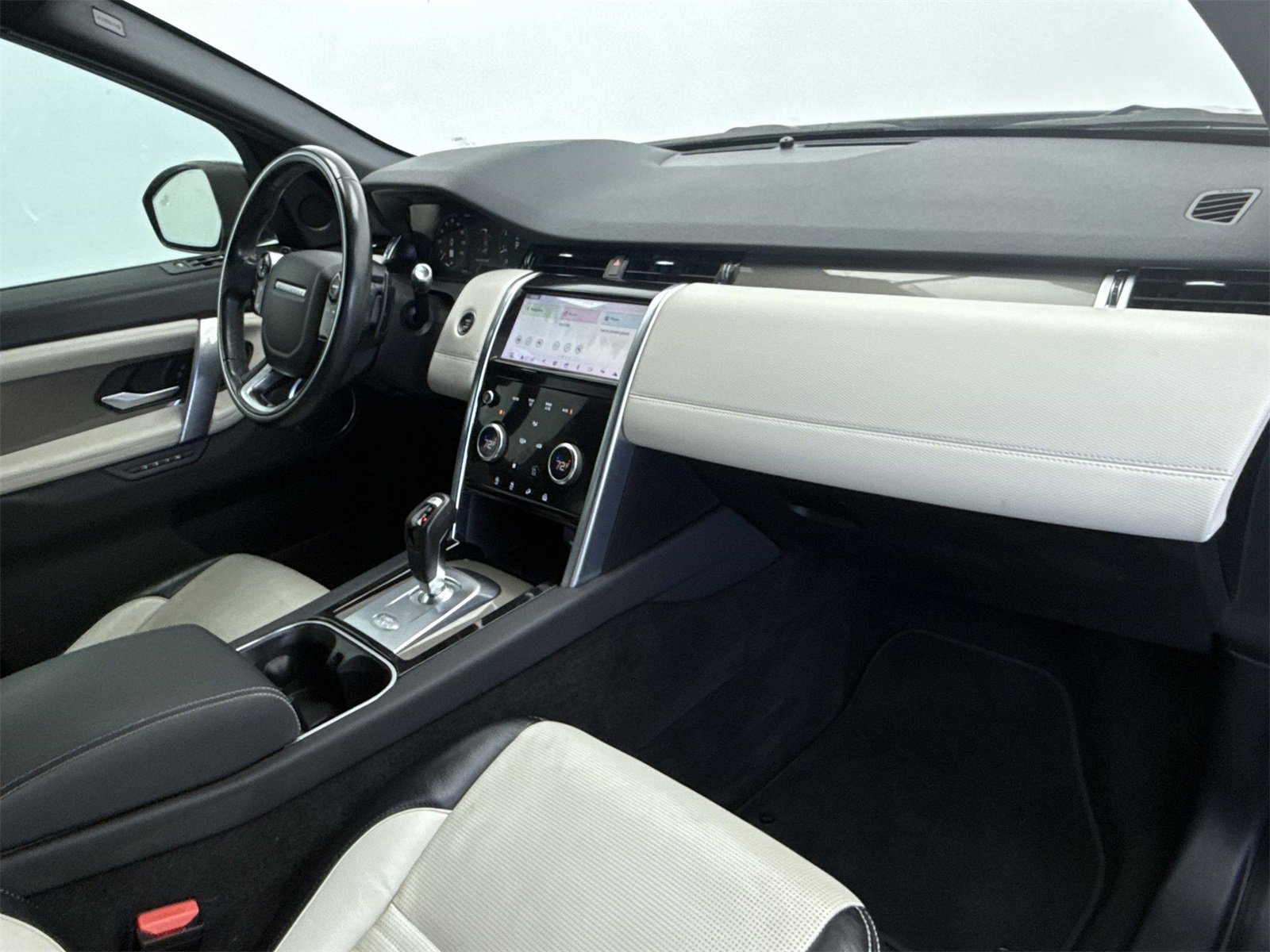 Used 2020 Land Rover Discovery Sport SE R-Dynamic image 15