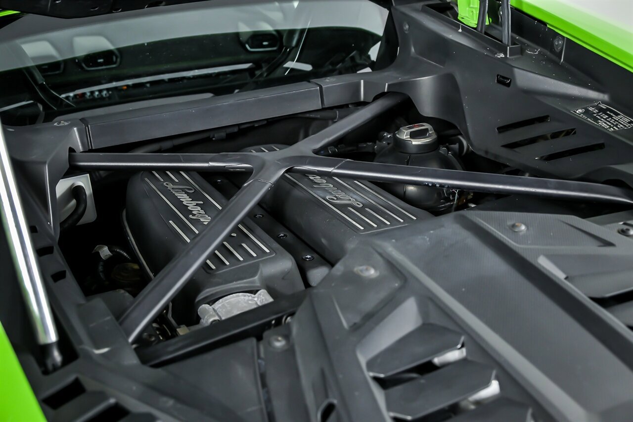 Used 2022 Lamborghini Huracan EVO RWD image 16