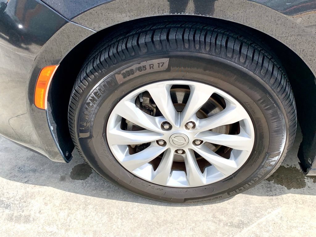 Used 2018 Chrysler Pacifica Touring-L Plus FWD image 9