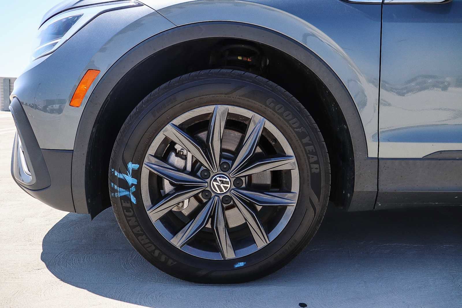 Used 2023 Volkswagen Tiguan SE w/ Panoramic Sunroof Package image 11