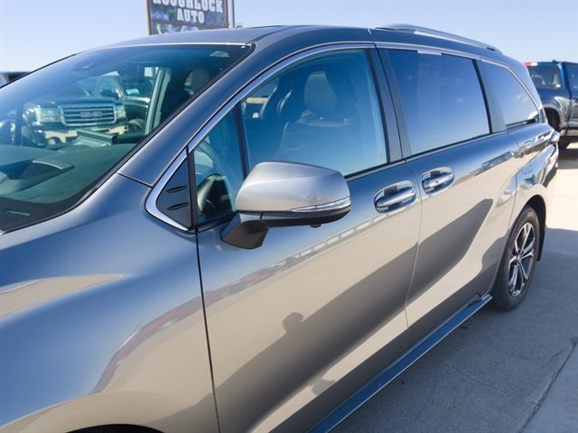 Used 2026 Toyota Sienna Platinum AWD/4WD image 7