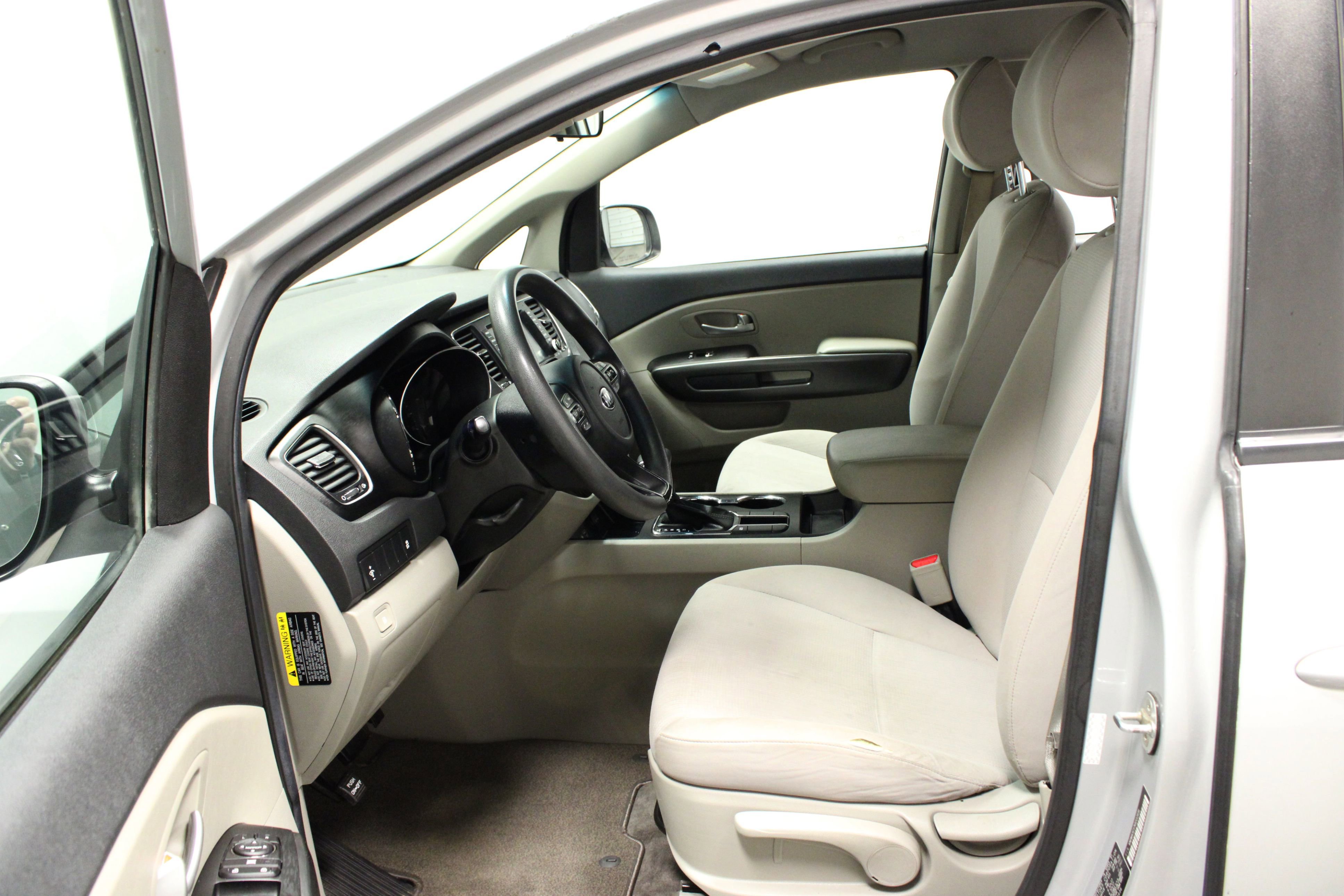 Used 2019 Kia Sedona L image 12