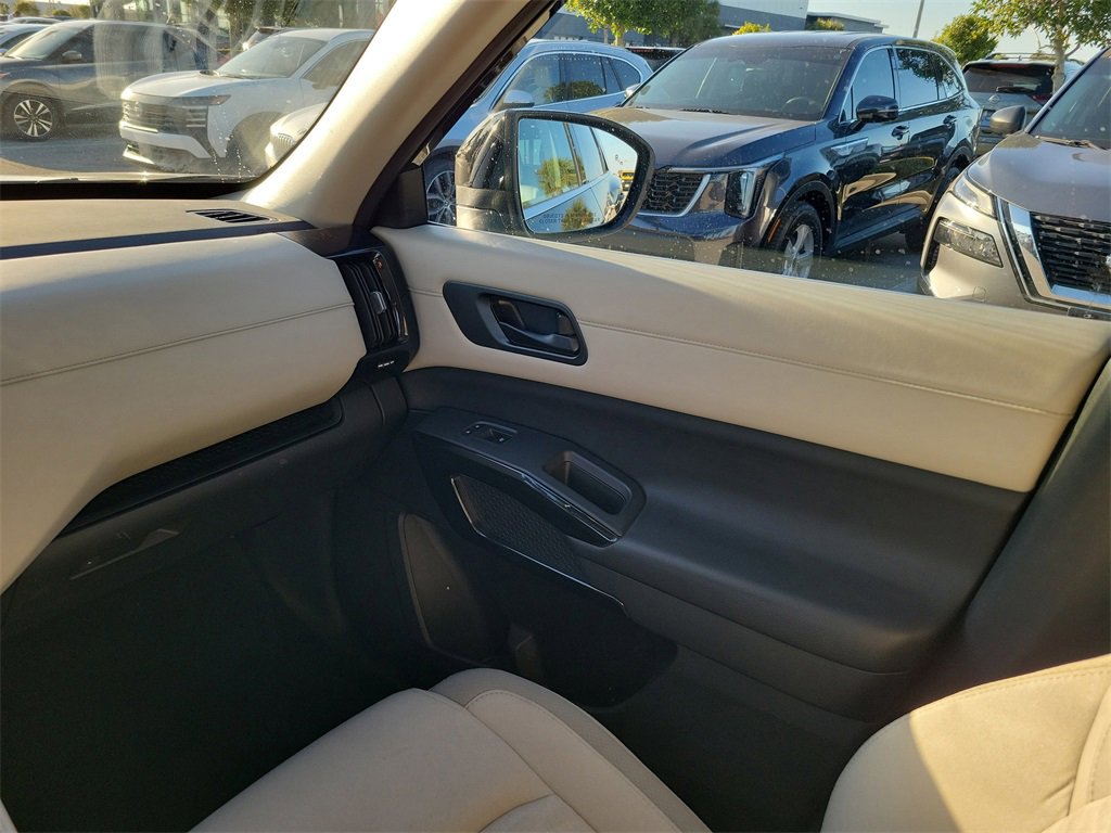 Used 2023 Nissan Pathfinder SV image 18