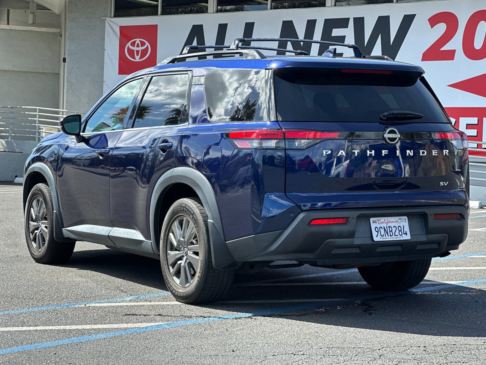 Used 2022 Nissan Pathfinder SV image 3