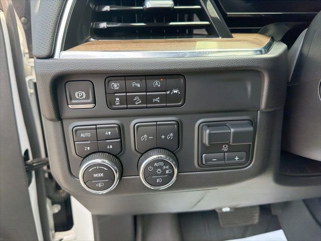 Used 2025 Chevrolet Suburban High Country AWD/4WD image 30