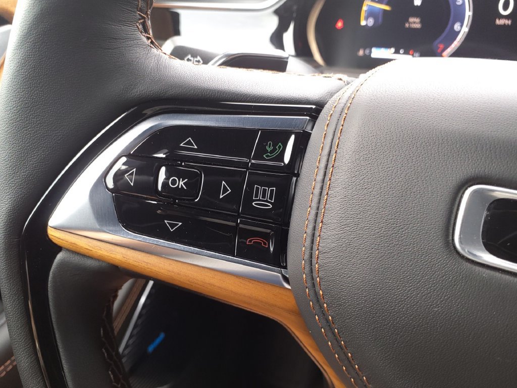 Used 2025 Jeep Grand Cherokee Summit AWD/4WD image 28