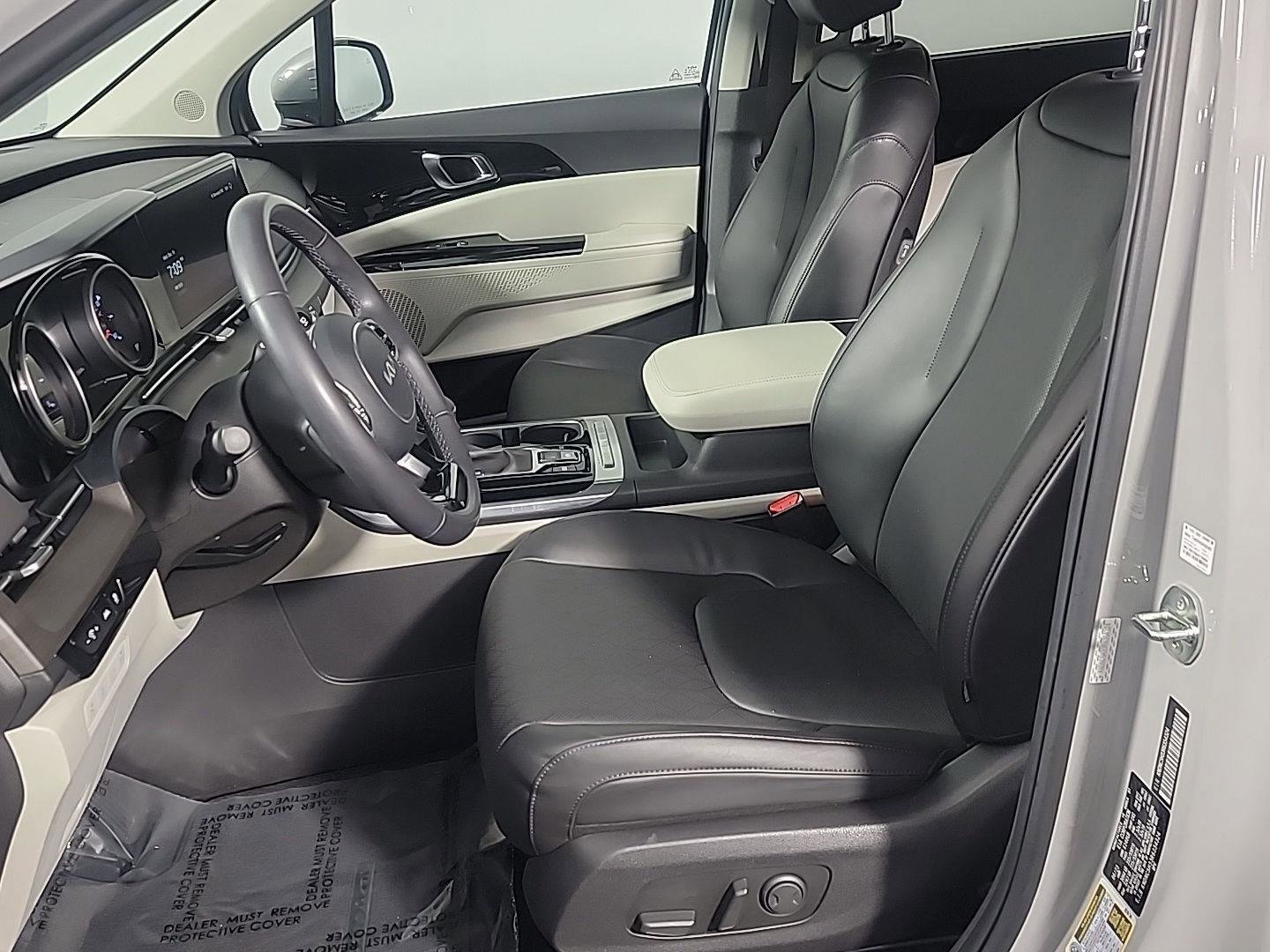 Used 2024 Kia Carnival EX image 20