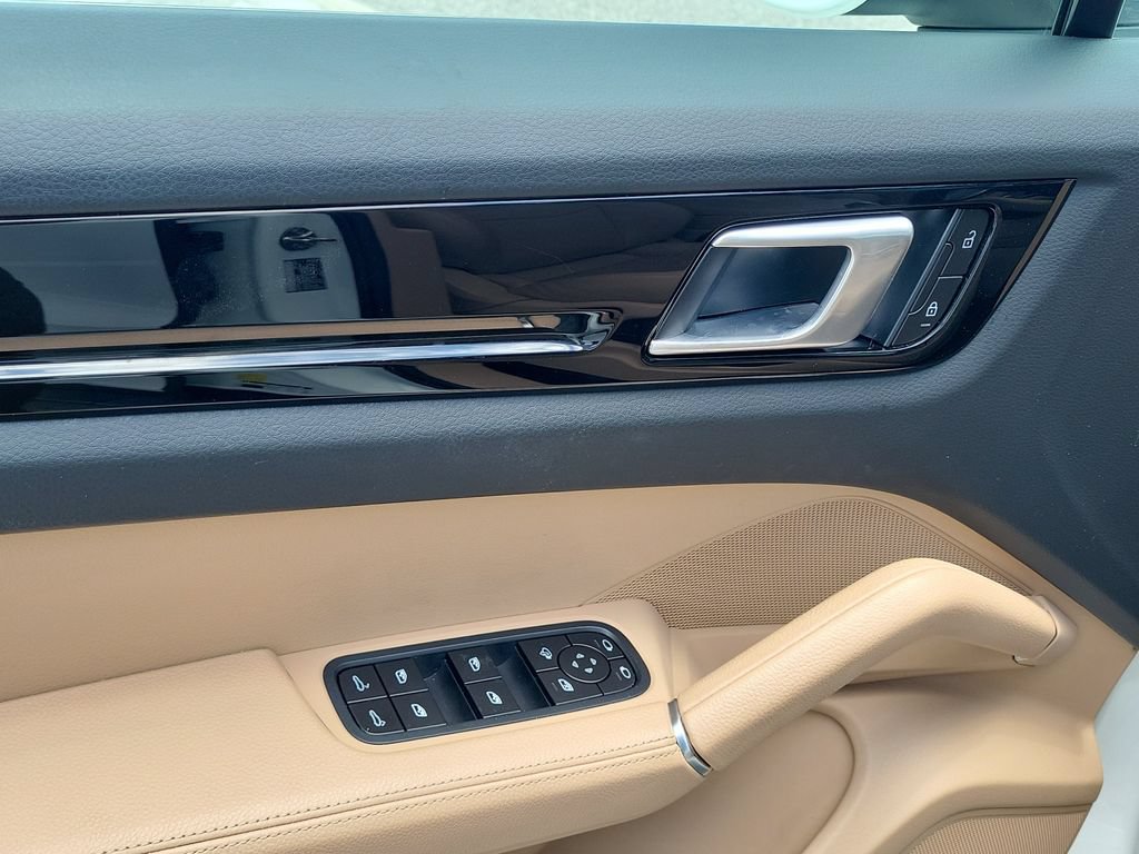 Used 2022 Porsche Cayenne AWD/4WD image 24