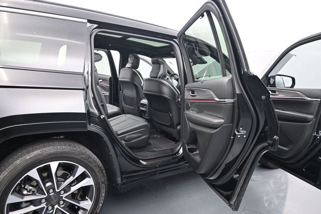 Used 2025 Jeep Grand Cherokee L Overland w/ Luxury Tech Group IV AWD/4WD image 15