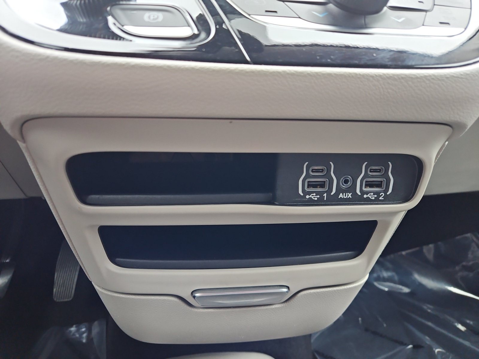 Used 2024 Chrysler Pacifica Touring-L FWD image 23