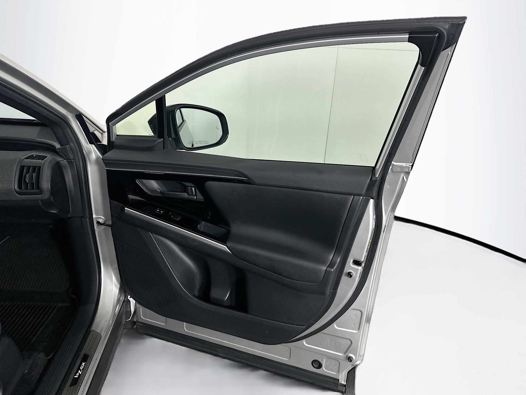 Used 2024 Toyota bZ4X XLE w/ Weather Package image 31