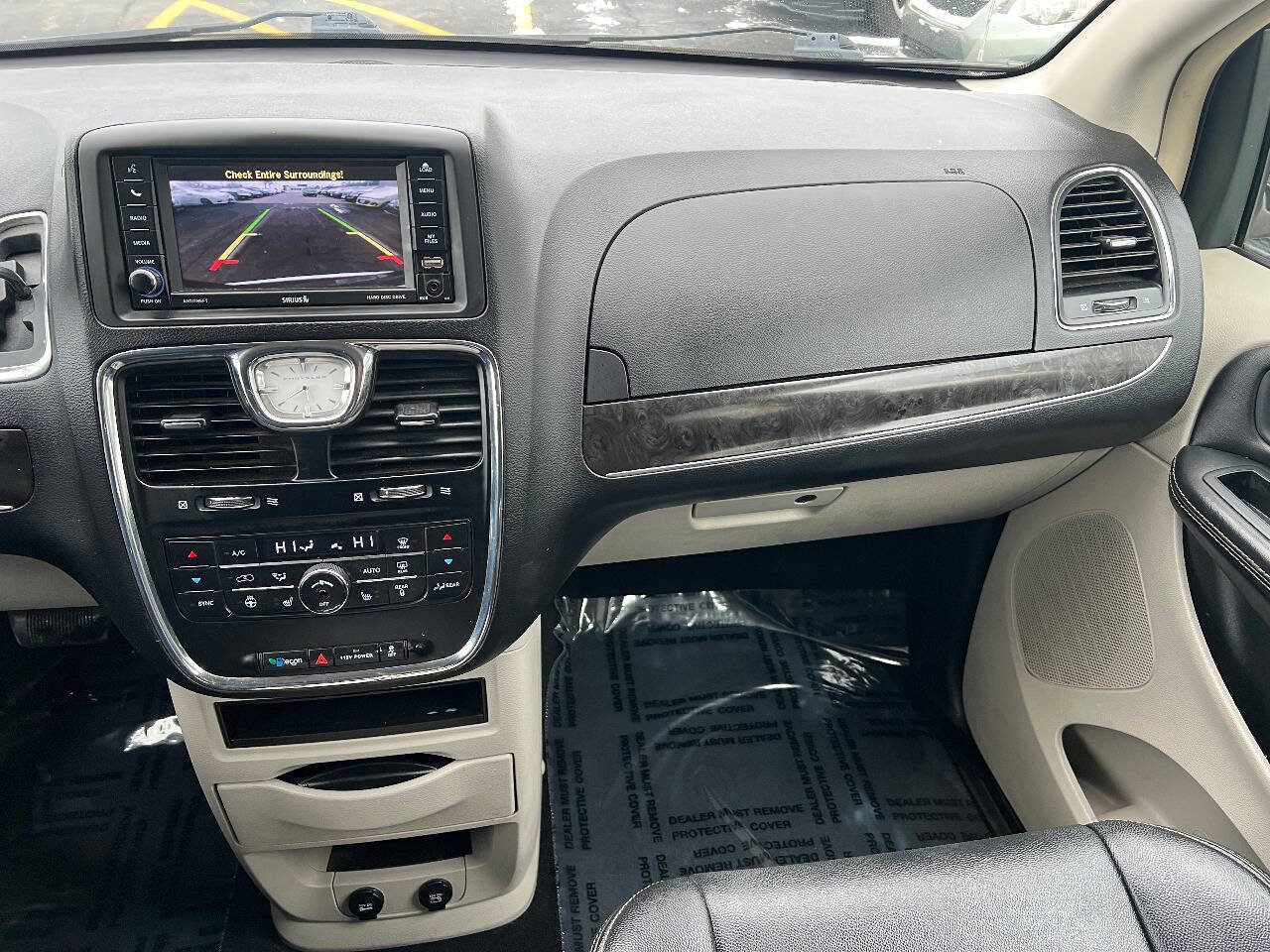 Used 2015 Chrysler Town & Country Touring w/ Driver Convenience Group image 34