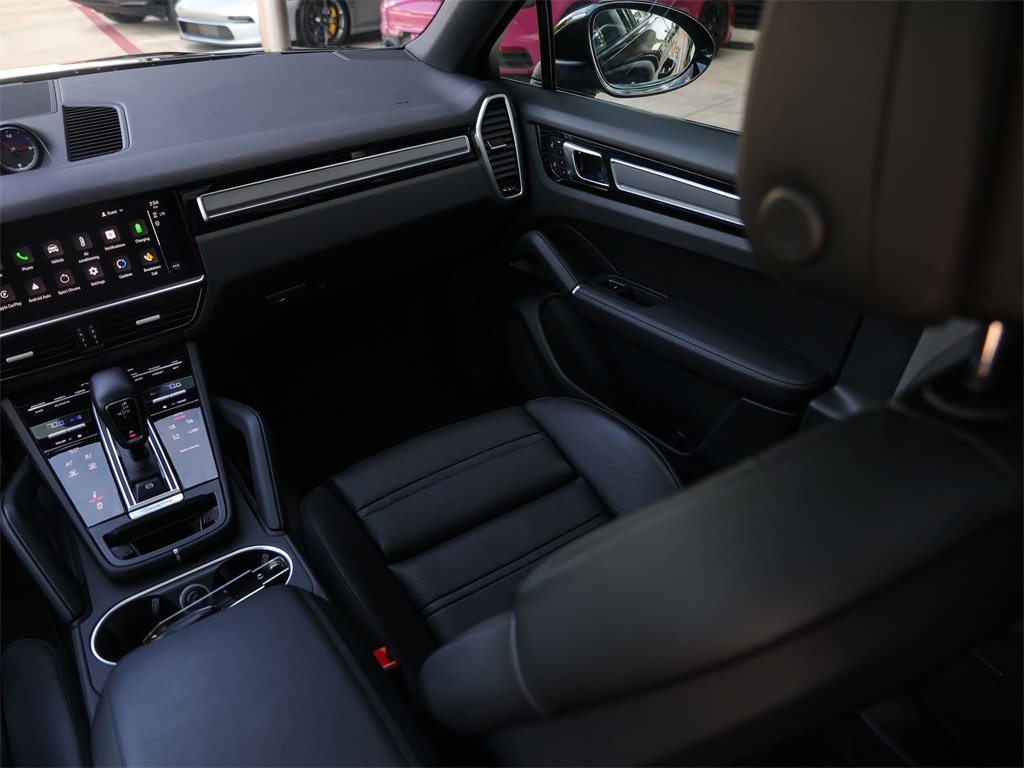 Certified 2023 Porsche Cayenne Platinum Edition image 38