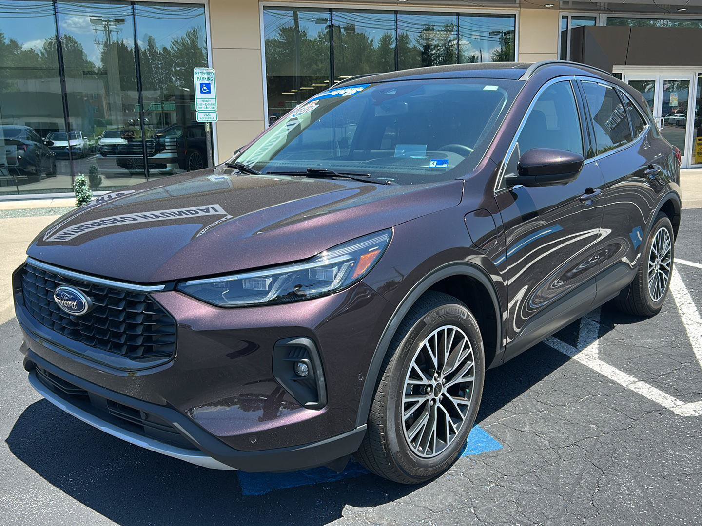 Used 2023 Ford Escape SE w/ PHEV Premium Package FWD image 2