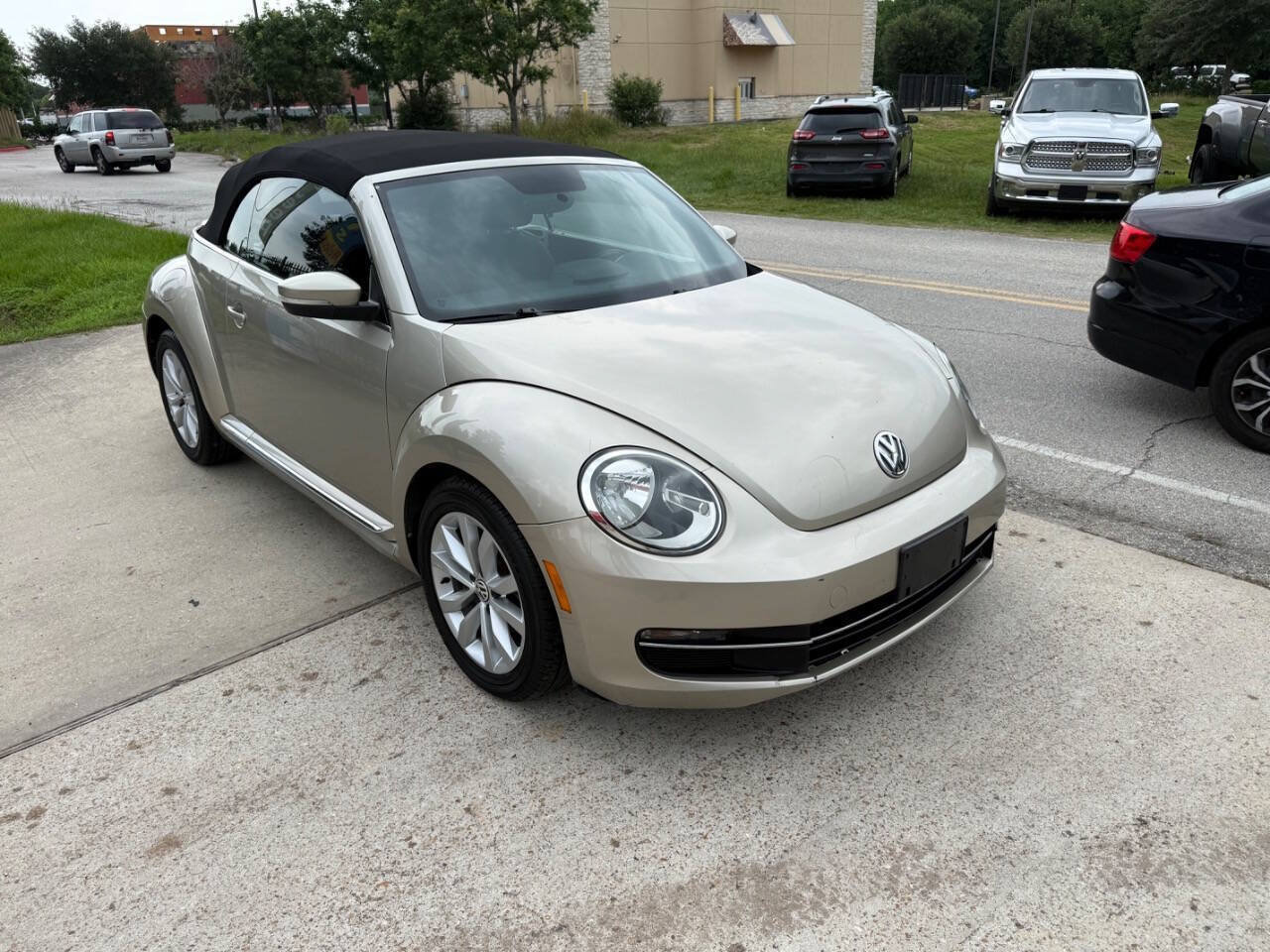 Used 2013 Volkswagen Beetle TDI FWD image 4