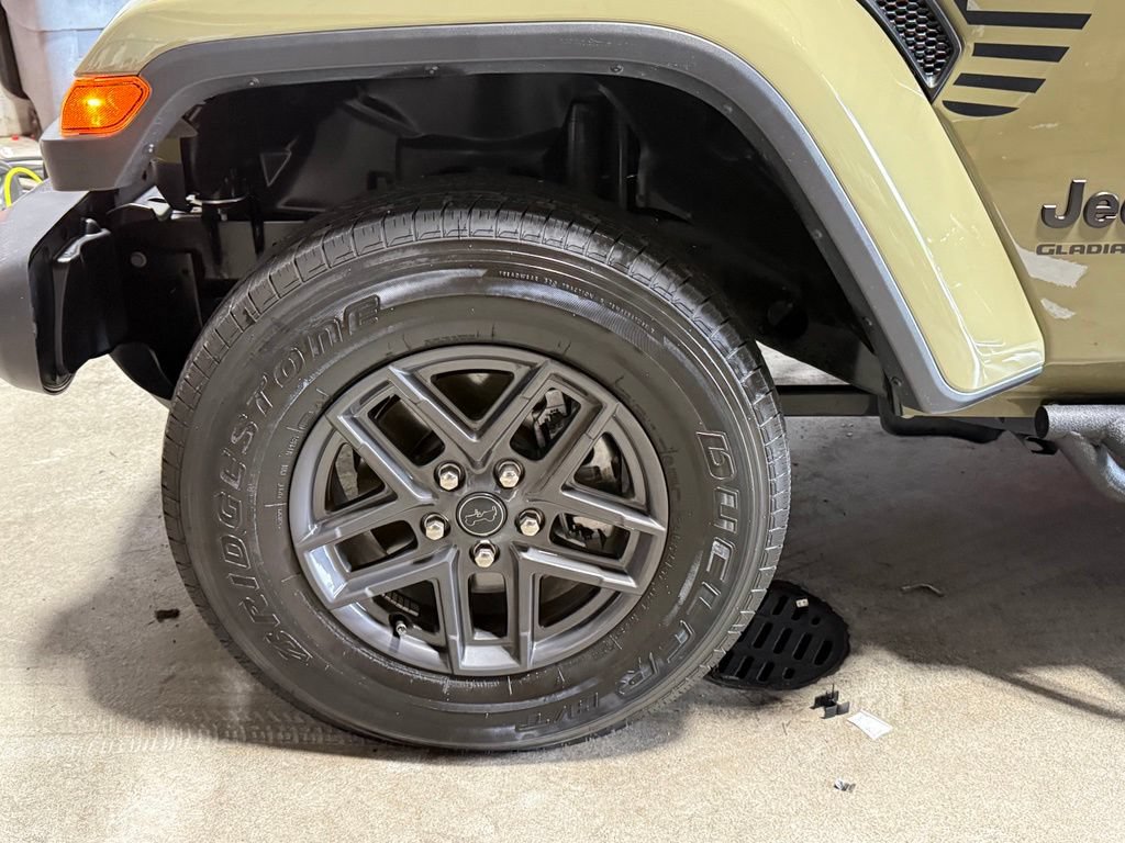 Certified 2025 Jeep Gladiator Sport AWD/4WD image 30