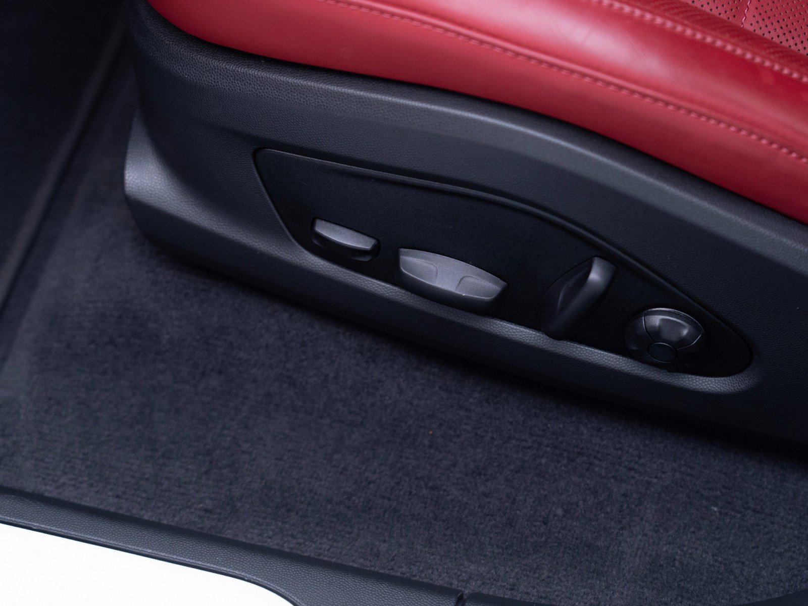 Certified 2025 Porsche Macan Electric image 16