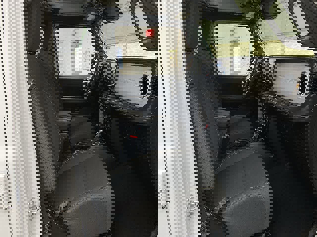 Used 2025 Jeep Wrangler Sahara image 18