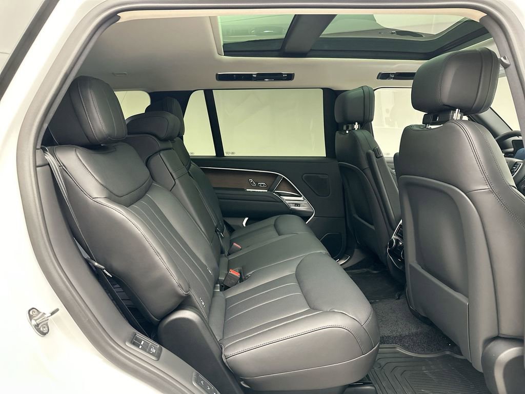 Used 2025 Land Rover Range Rover Long Wheelbase SE image 4