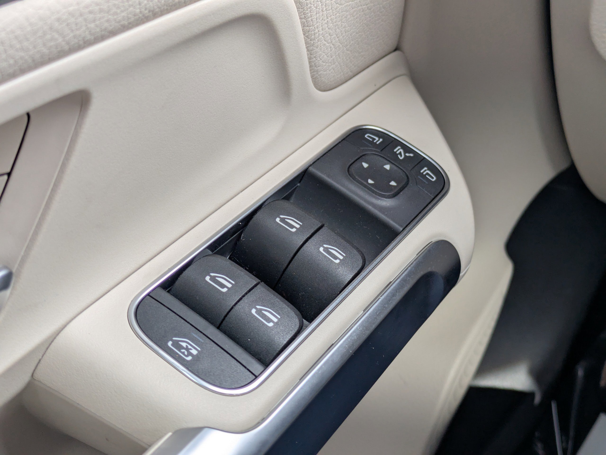 Certified 2025 Mercedes-Benz GLB 250 image 28