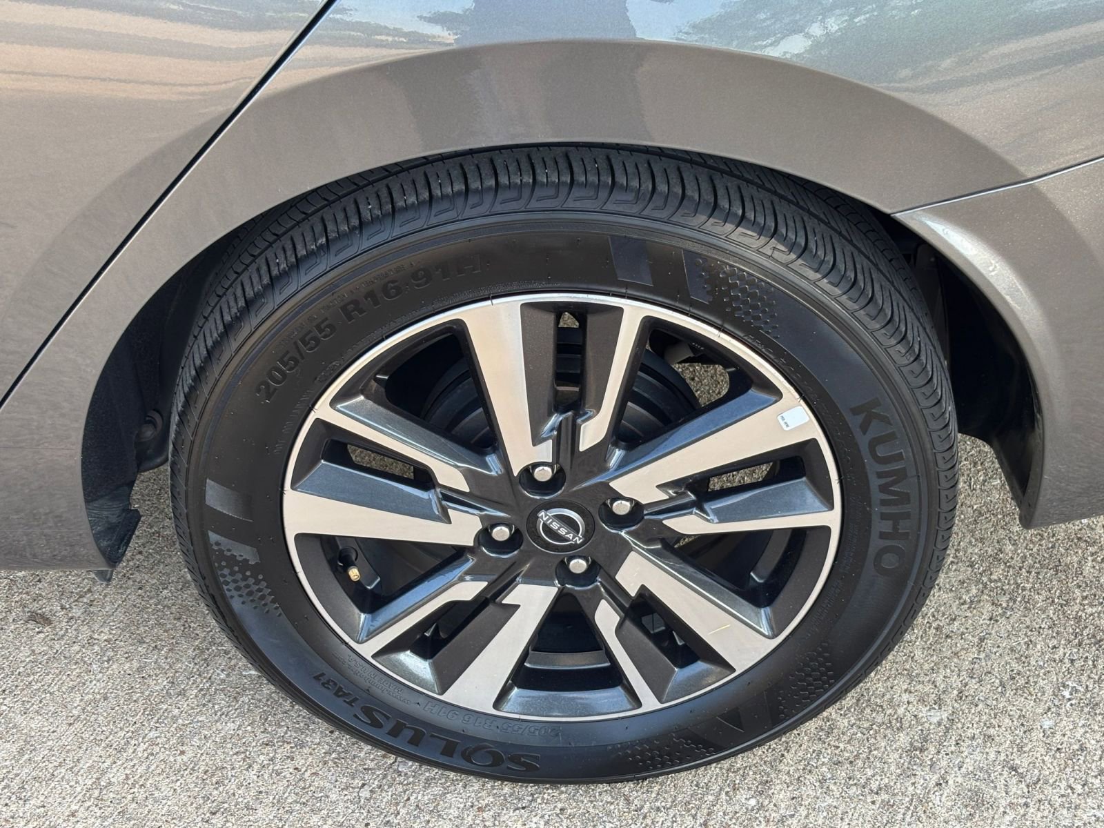 Used 2025 Nissan Versa SV image 30