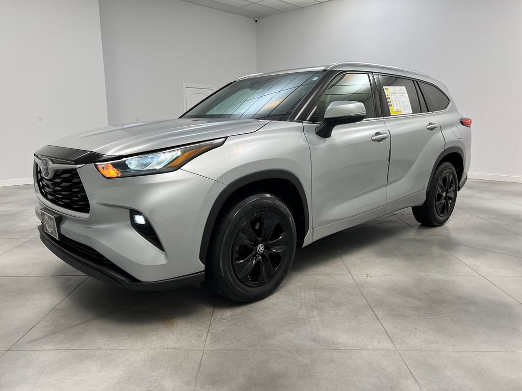 Used 2020 Toyota Highlander XLE image 3