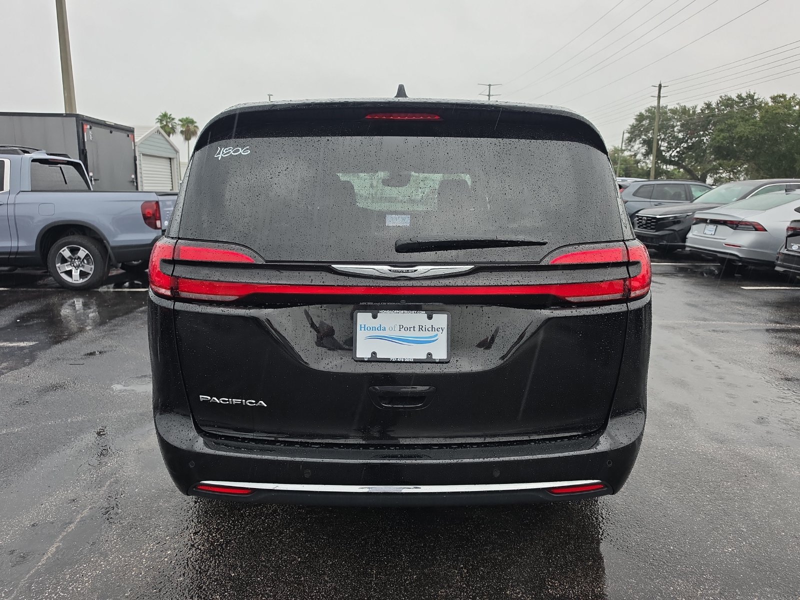 Used 2024 Chrysler Pacifica Touring-L FWD image 5