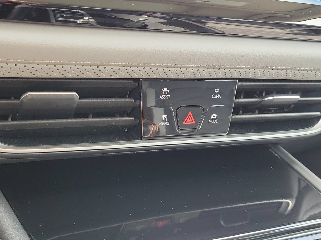 Used 2024 Volkswagen Atlas Peak Edition SE AWD/4WD image 17