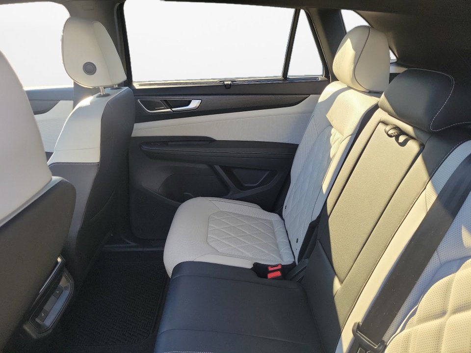 Certified 2025 Volkswagen Atlas Cross Sport SEL Premium R-Line image 16