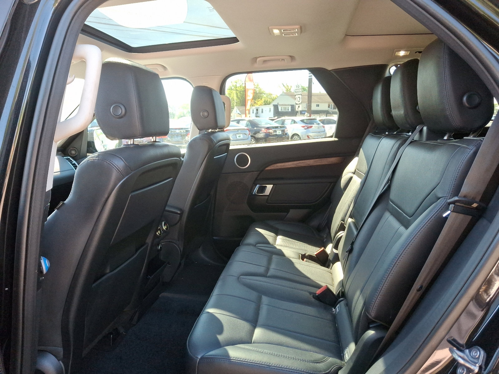 Used 2017 Land Rover Discovery HSE image 11