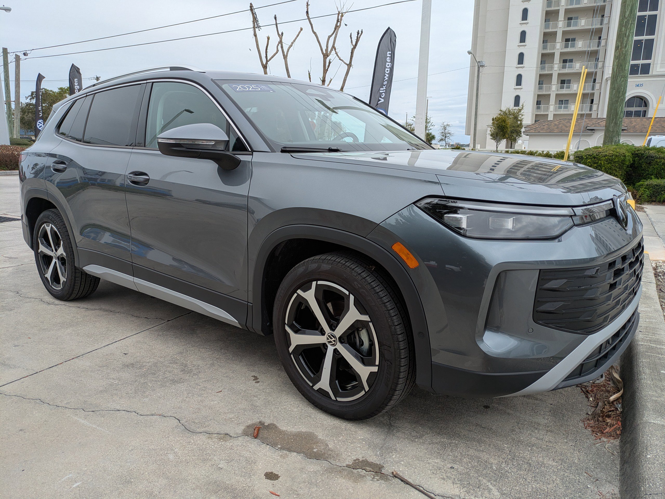 Used 2025 Volkswagen Tiguan SE image 2