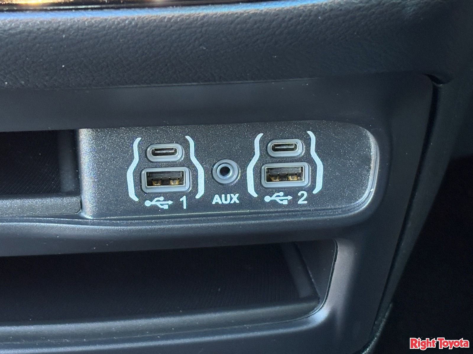 Used 2025 Chrysler Voyager LX image 26