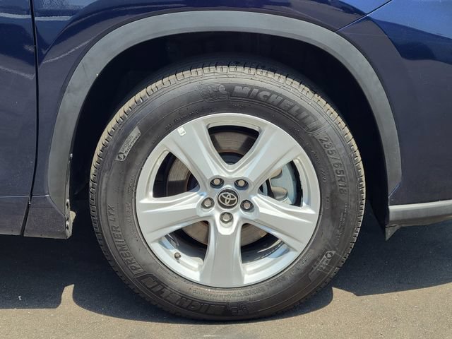 Used 2025 Toyota Highlander LE FWD image 29