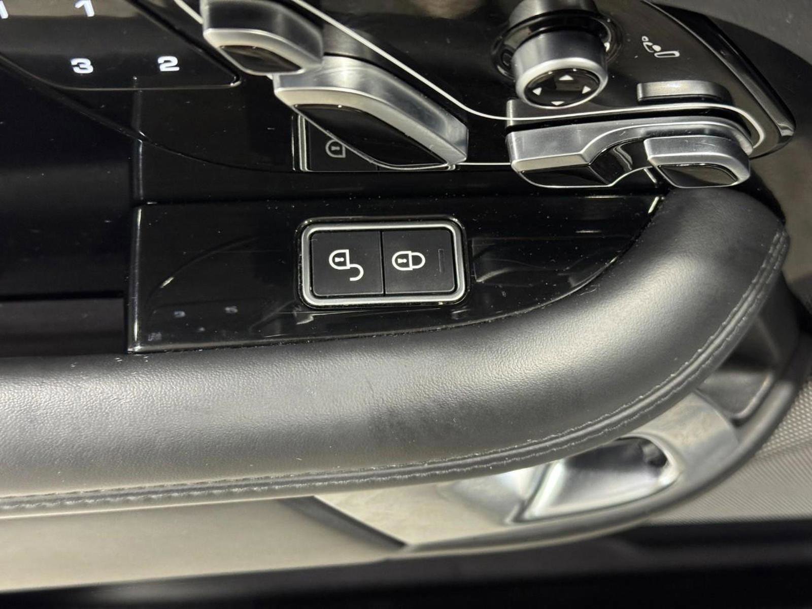 Used 2018 Land Rover Range Rover HSE image 26