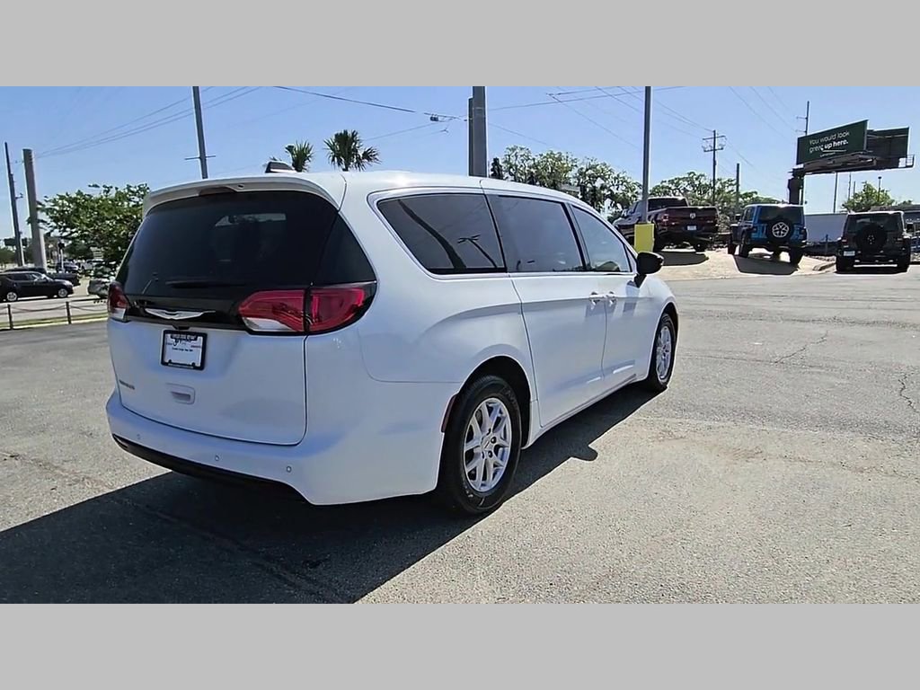 Used 2025 Chrysler Voyager LX FWD image 31