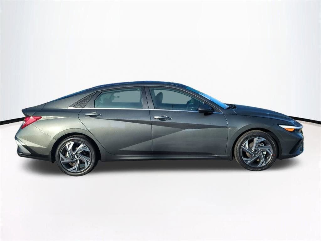 New 2026 Hyundai Elantra Limited image 4