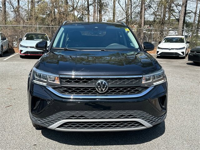 Used 2023 Volkswagen Taos SE w/ Panoramic Sunroof Package image 2