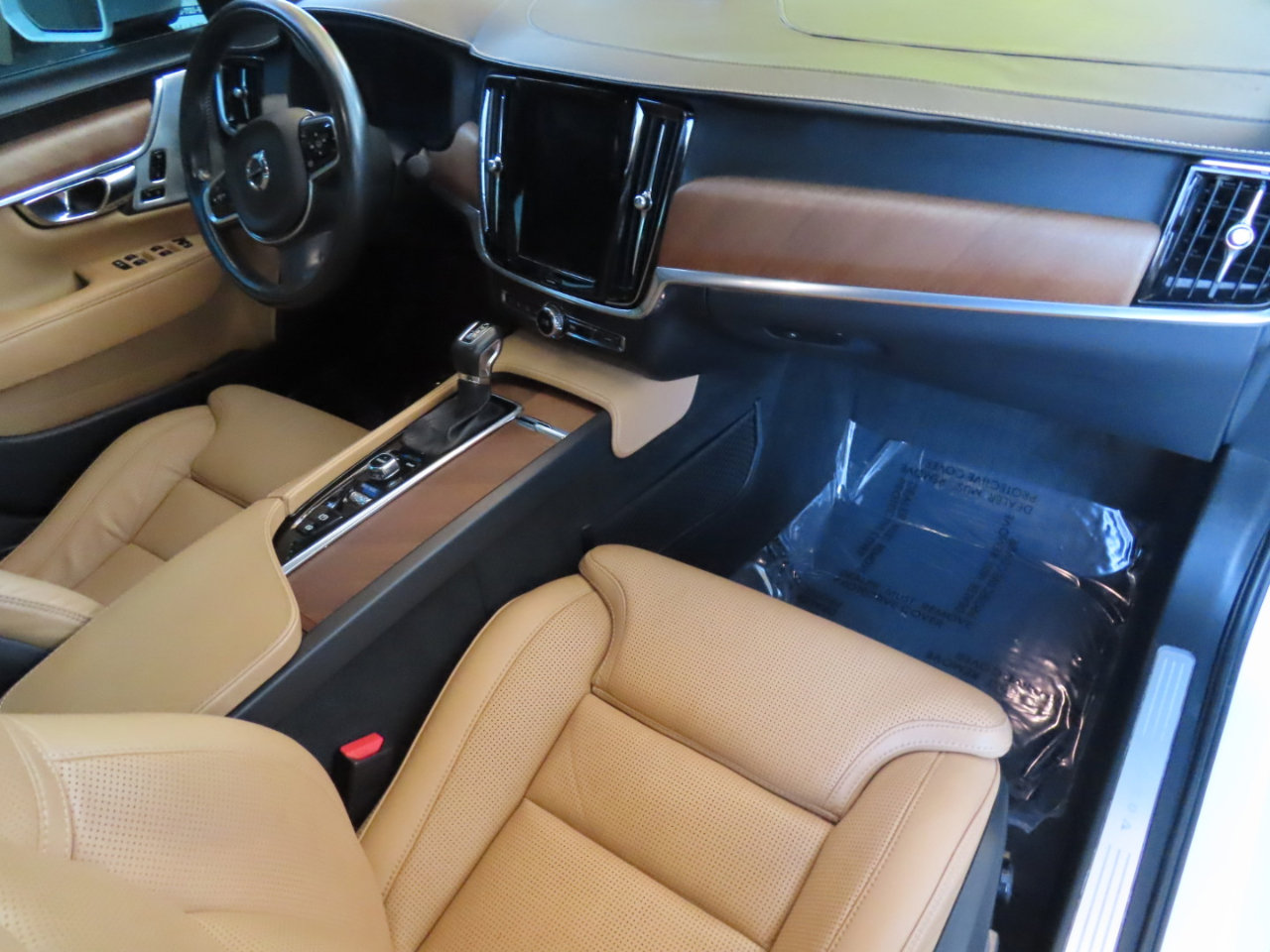 Used 2017 Volvo S90 T6 Inscription w/ Vision Package image 21