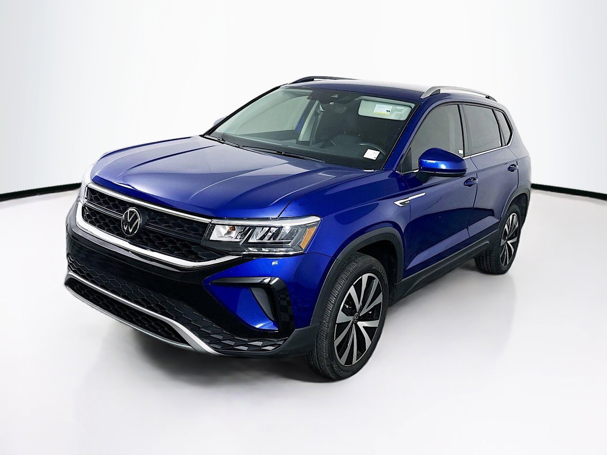 Used 2024 Volkswagen Taos SE w/ MDO Package image 3