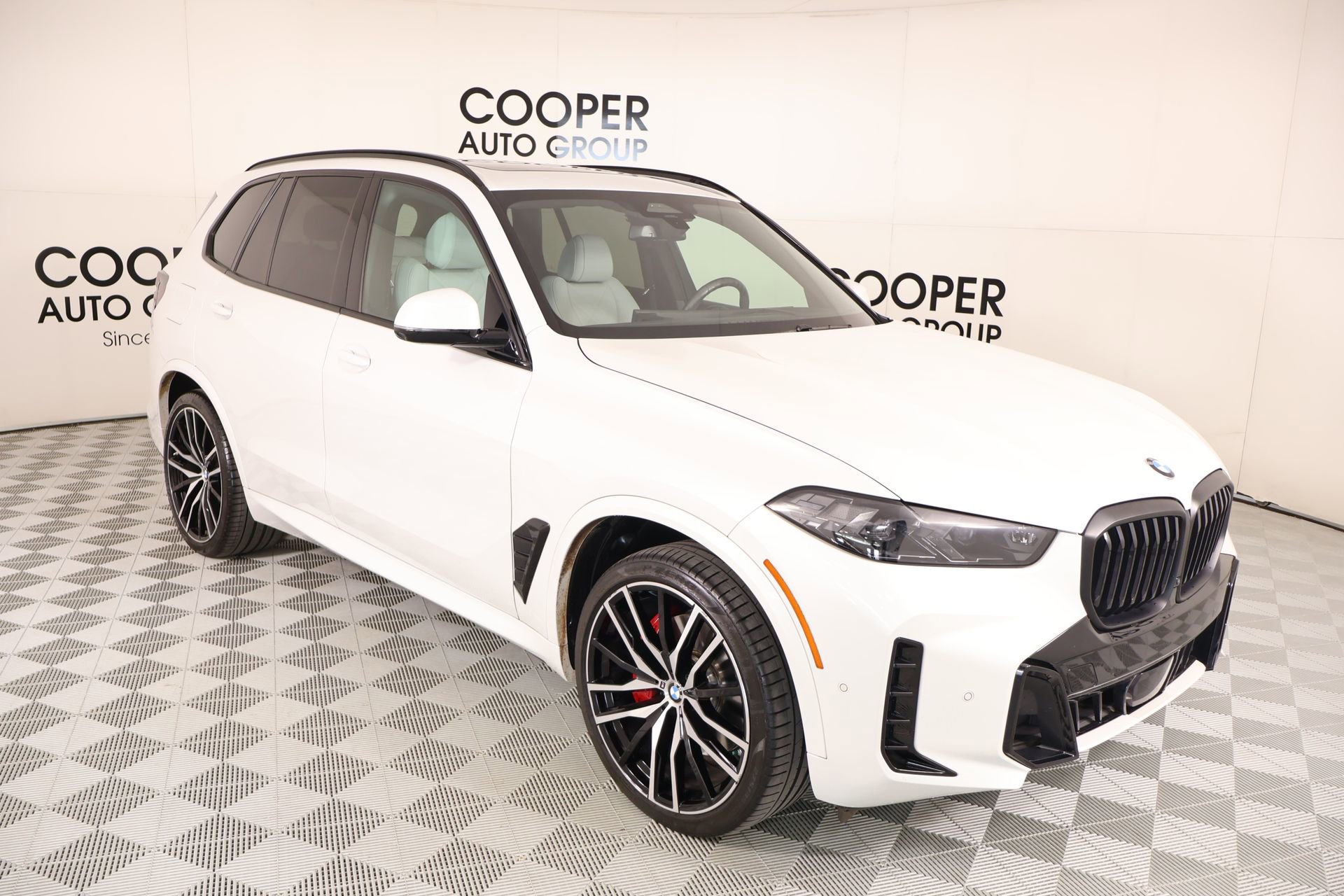 Used 2024 BMW X5 xDrive40i w/ M Sport Package AWD/4WD image 1