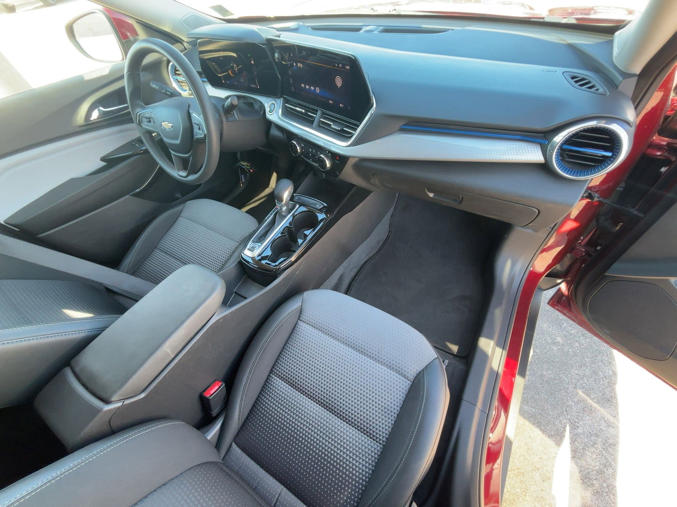 Used 2024 Chevrolet Trax LT image 31